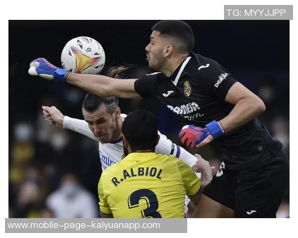 内托禁区内摔倒未获判罚C罗射门稍稍偏出引发争议