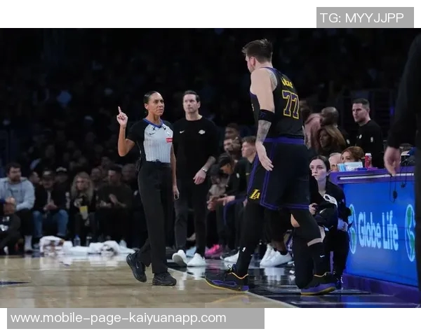 布克赞詹姆斯复出后无缝融入展现比赛魅力逐步找回状态令人期待 布克赞詹姆斯复出后无缝融入展现比赛魅力逐步找回状态令人期待