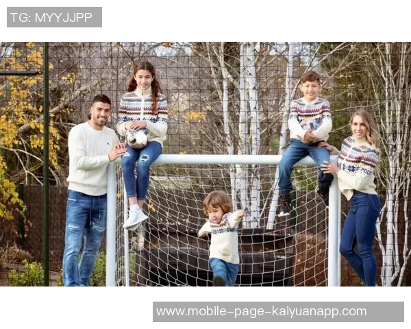 苏亚雷斯分享温馨圣诞合照女儿成焦点祝大家节日快乐