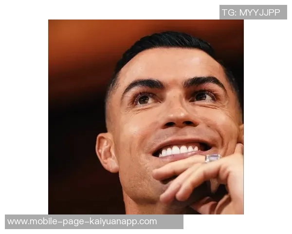 C罗荣获环足奖颁奖典礼上佩戴70万美元限量百达翡丽手表引发热议 C罗荣获环足奖颁奖典礼上佩戴70万美元限量百达翡丽手表引发热议